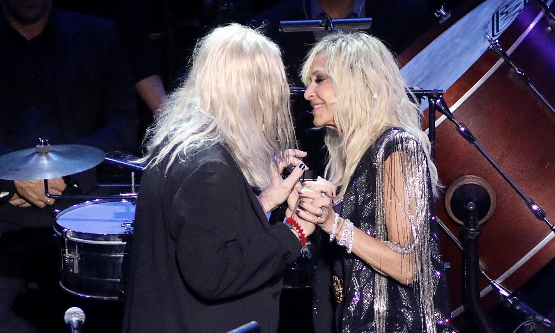 Η τρυφερή στιγμή της Άννας Βίσση με τον Νίκο Καρβέλα, το «σ' αγαπώ» και το φιλί!