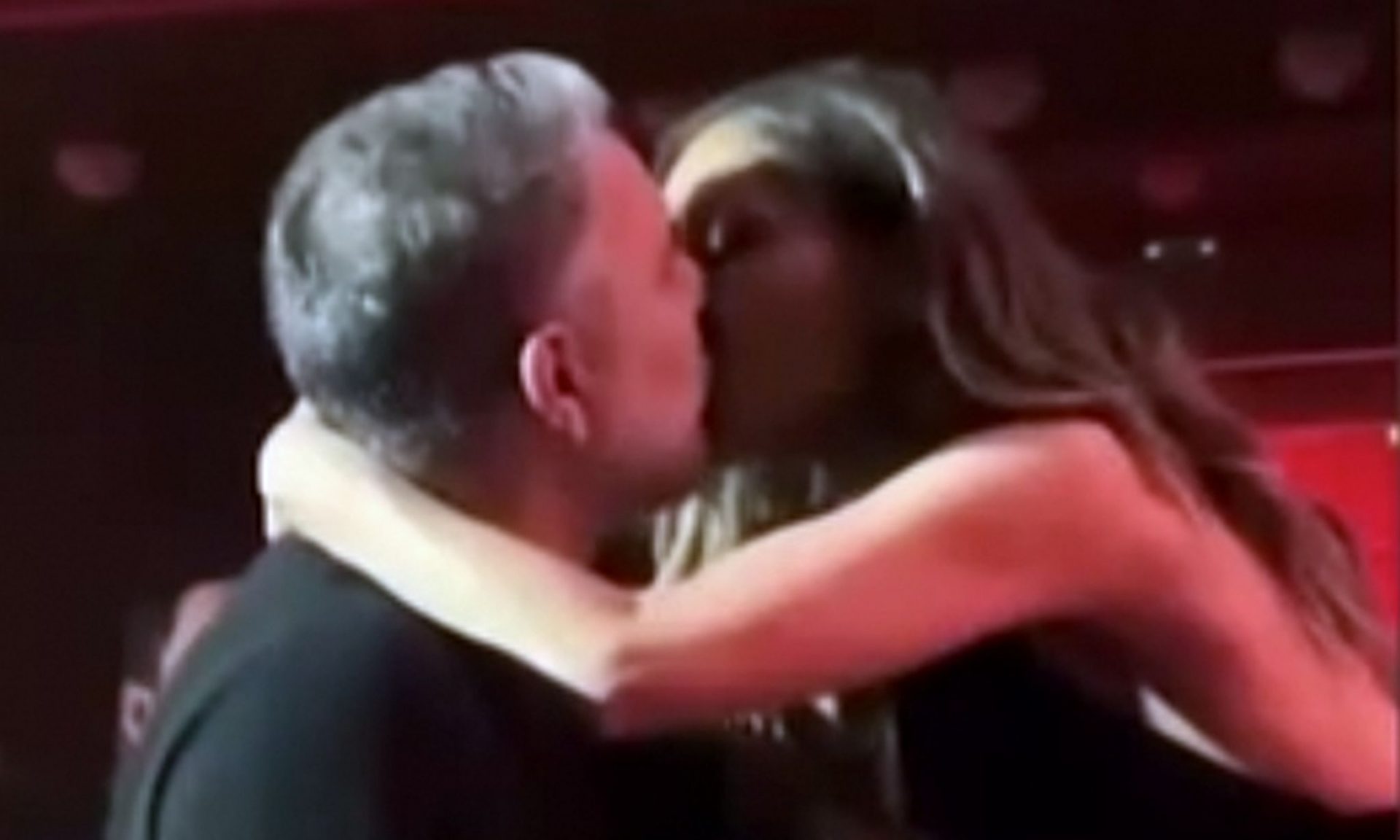 Το παθιασμένο φιλί του Μπισμπίκη στη Βανδή στην πρεμιέρα της με τον Αργυρό και οι αφιερώσεις!