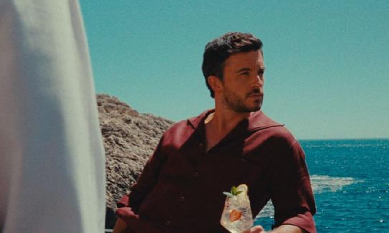 Τζόναθαν Μπέιλι: Είναι ο πιο σέξι άνδρας της χρονιάς και οι λόγοι είναι... αναρίθμητοι