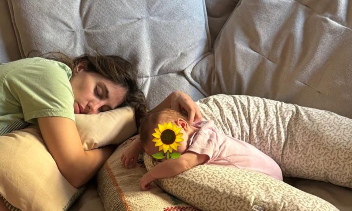 Χριστουγεννιάτικο τραγούδι από την Παυλίνα Βουλγαράκη για τη νεογέννητη κόρη της