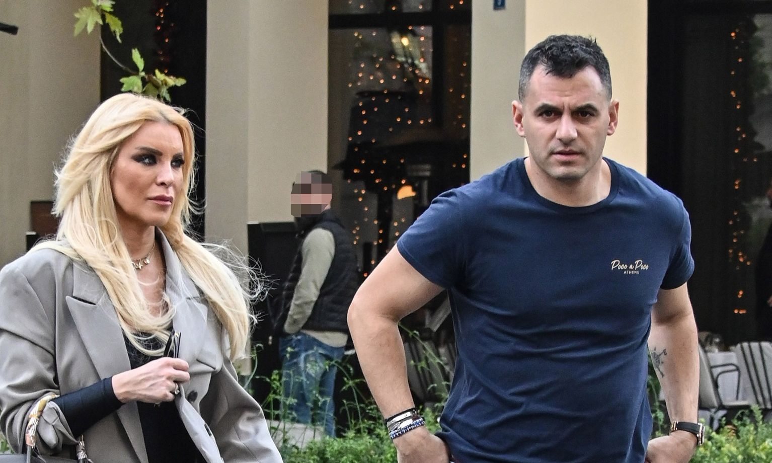 Καινούργιου – Κουτσουμπής: Η βόλτα στη Βουκουρεστίου και το pregnancy look της Κατερίνας