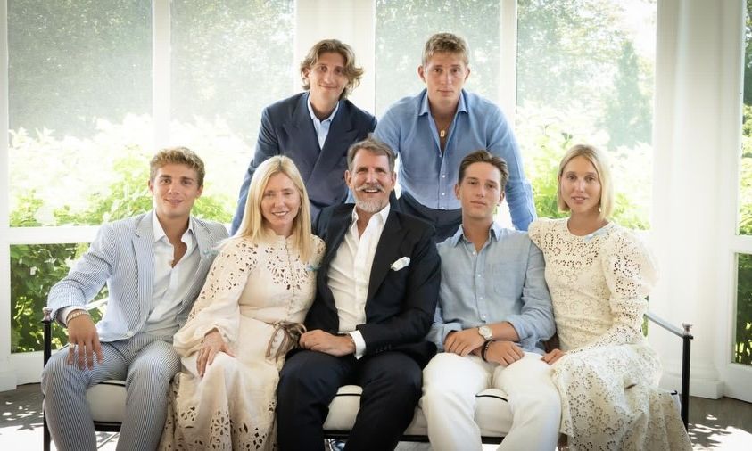 Παύλος Ντε Γκρες & Μαρί Σαντάλ: Η οικογενειακή φωτογραφία που μοιράστηκαν για τα Χριστούγεννα!