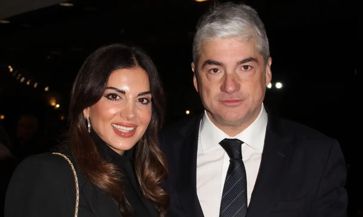 Σταματίνα Τσιμτσιλή: Ευχήθηκε στον σύζυγό της, Θέμη Σοφό για την γιορτή του με ένα υπέροχο καρέ