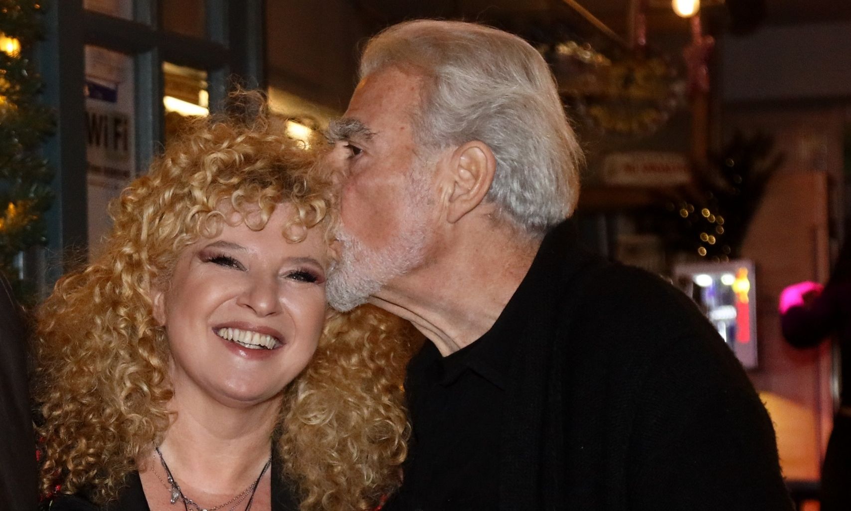 Αθηνά Καμπάκογλου - Χάρης Εμμανουήλ: Το τρυφερό φιλί και το πάρτι για τα γενέθλιά της