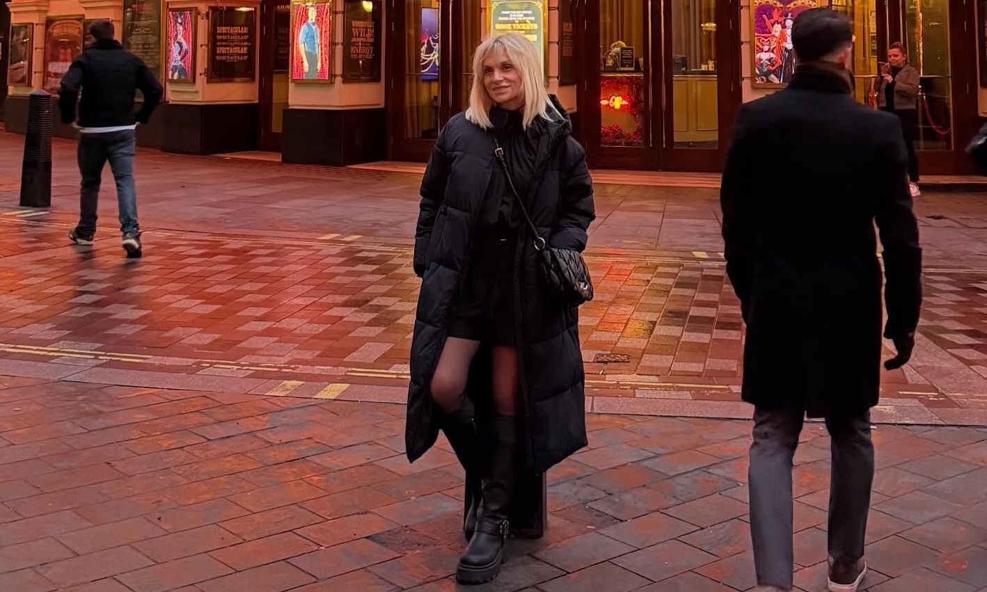 Στους στολισμένους δρόμους του Λονδίνου η Ελεονώρα Ζουγανέλη - Οι φωτό από το ταξίδι της