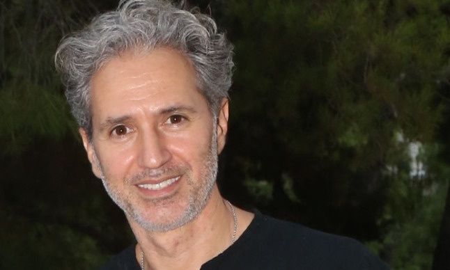 Δημήτρης Κόκοτας: Τα ελπιδοφόρα σημάδια – «Παρακολουθεί με το βλέμμα του τη γυναίκα του»