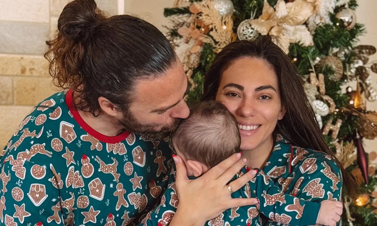 Matchy matchy Βαλαβάνη - Μόργκαν και μωρό: Η υπέροχη φωτό στο χριστουγεννιάτικο δέντρο