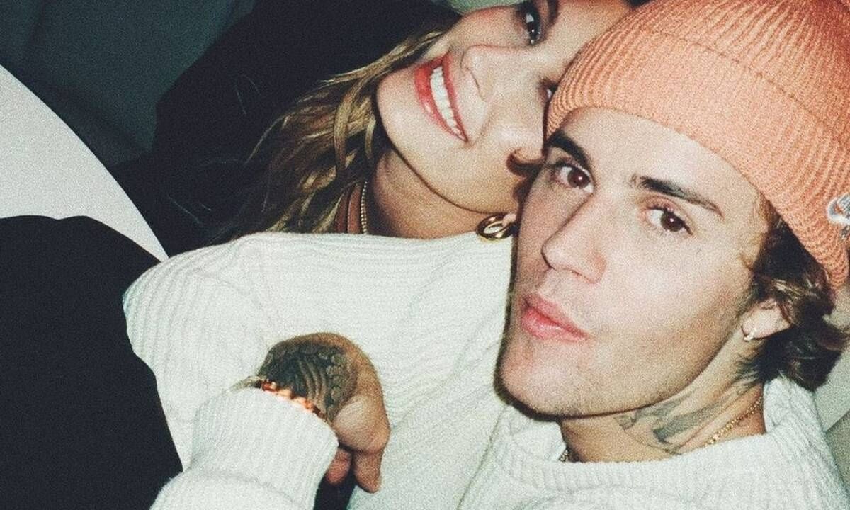 Τζάστιν Μπίμπερ: Αγκαλιά με τη Χέιλι για τα Χριστούγεννα - Οι ευχές που έστειλε το ζευγάρι!