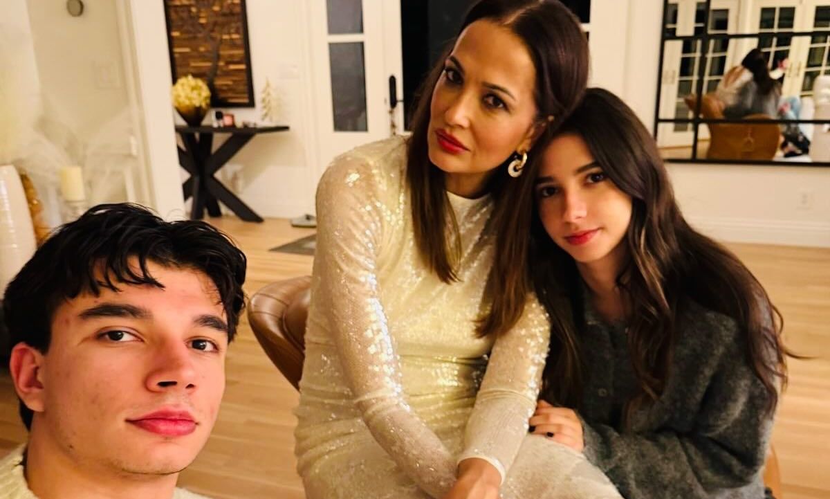 Αλέκα Καμηλά: Το στολισμένο σπίτι της στην Καλιφόρνια και οι σπάνιες φωτό με τα παιδιά της