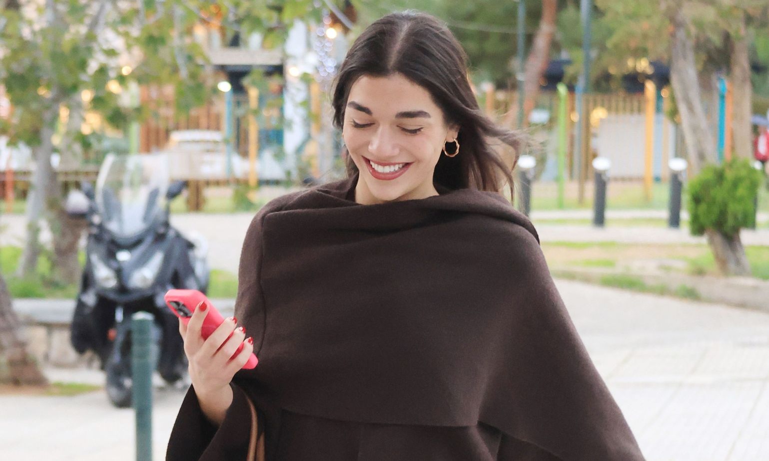 Μελίνα Νικολαΐδη: Σικ αλλά &... αμήχανη μπροστά στη θέα του φωτογραφικού φακού - Η βόλτα στη Γλυφάδα