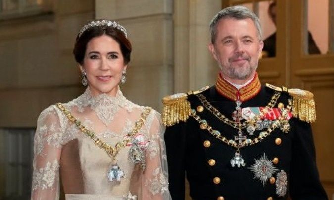 Δανία: Η βασίλισσα Μαίρη εντυπωσίασε με ιστορική τιάρα που φόρεσε σε επίσημη εμφάνισή της