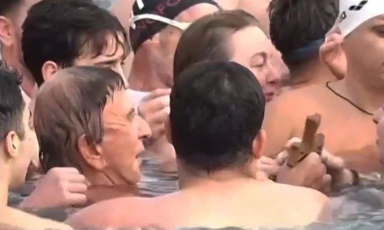 Θεοφάνια: Η στιγμή που ο Αργύρης Παπαργυρόπουλος βούτηξε στη θάλασσα για να πιάσει τον Σταυρό