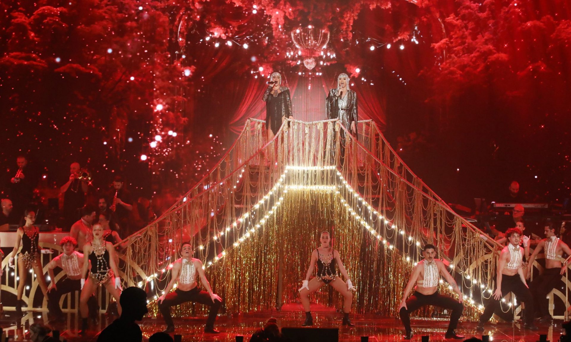 Θριαμβευτική πρεμιέρα για τον Τάκη Ζαχαράτο και την Έλενα Παπαρίζου στο NOX