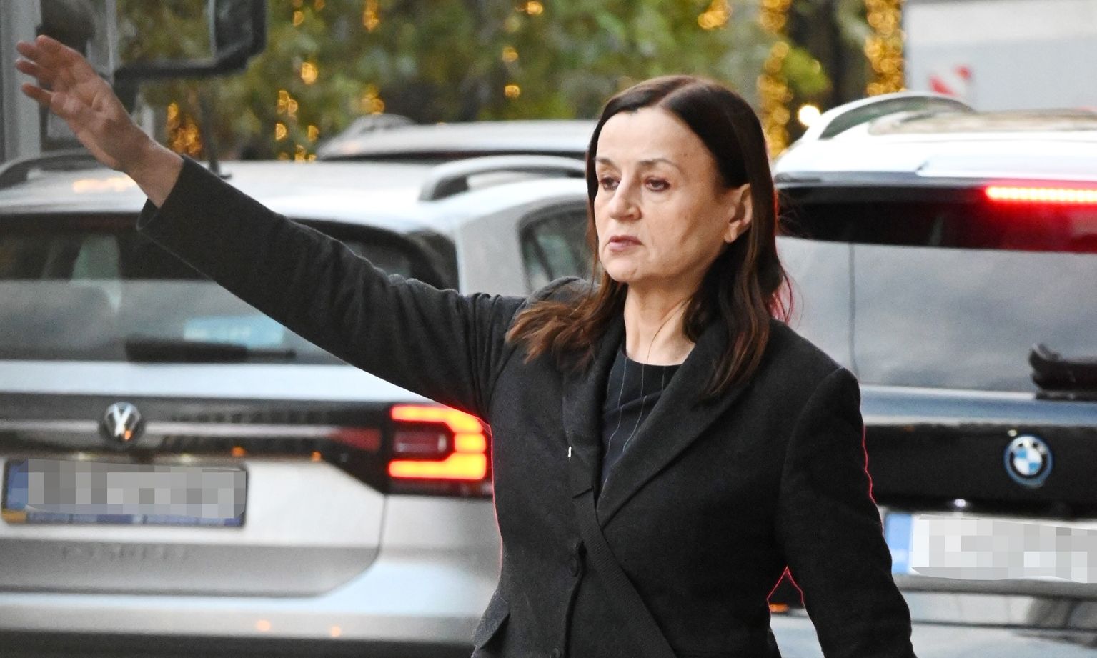 Καρυοφυλλιά Καραμπέτη: Σικ σε κάθε στιγμή της - Φωτό από το κέντρο της Αθήνας ενώ ψάχνει ταξί!