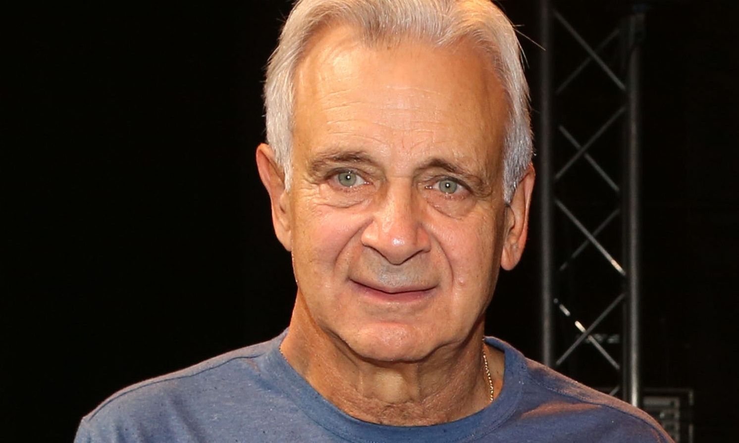 Αντωνόπουλος: Με συμπαθούν πάρα πολύ οι νέοι. Και όχι ως τοτέμ, ως μούμια. Ως δικό τους άνθρωπο