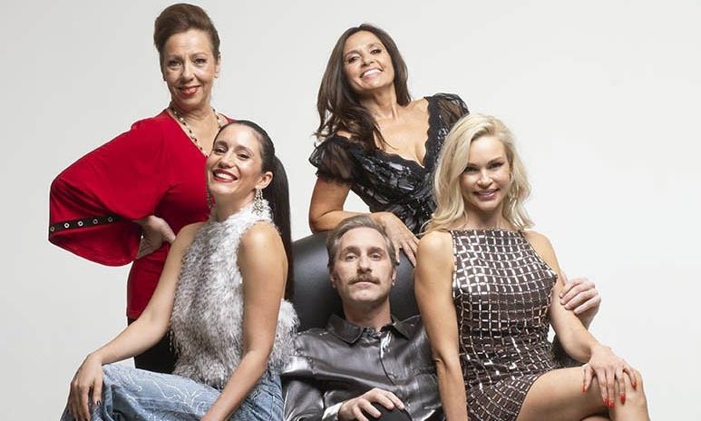 «Σπασμένα τακούνια»: Περιοδεία σε όλη την Ελλάδα για την ανατρεπτική κωμωδία