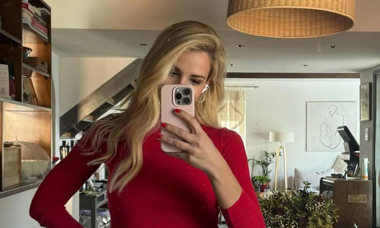 Τζένη Μελιτά: Στην πιο natural εκδοχή της – Στο σαλόνι της με φυσικά μαλλιά και χωρίς μακιγιάζ