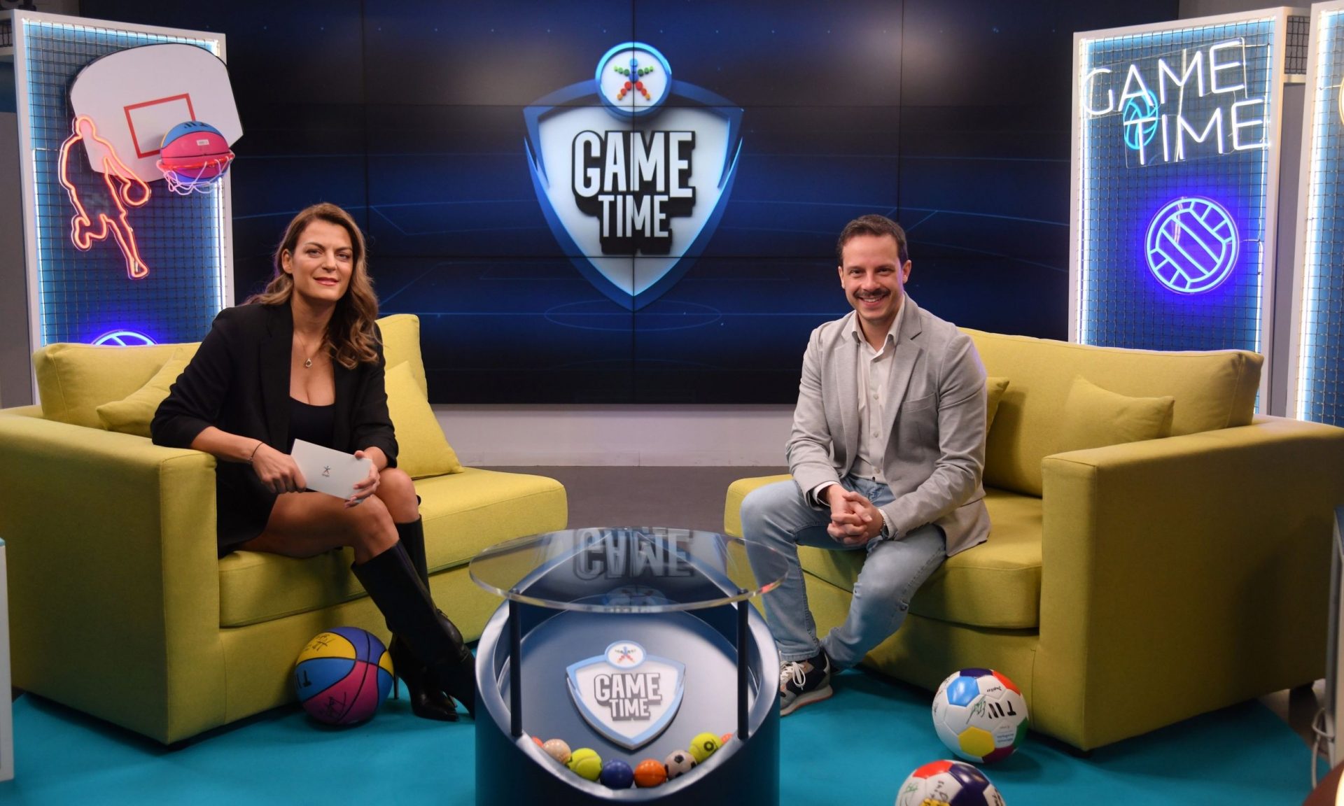 Ο Δημήτρης Μακαλιάς σκίζει το σενάριο και μετατρέπει το GAME TIME σε stand-up show