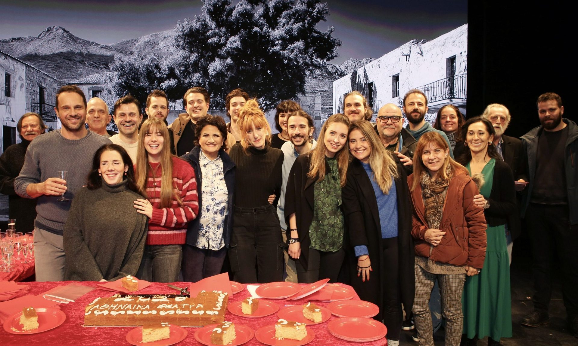 Θέατρο Ήβη-«Νίκος Ξυλούρης, Ο Αρχάγγελος της Κρήτης»: Η κοπή της πίτας & οι δηλώσεις της Πρωτοψάλτη