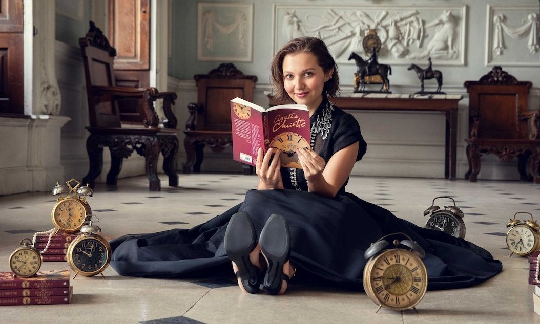 Τα «Εφτά Ρολόγια» της Αγκάθα Κρίστι στο Netflix: Πρόσωπα, μυστικά και αριστοκρατικές ίντριγκες