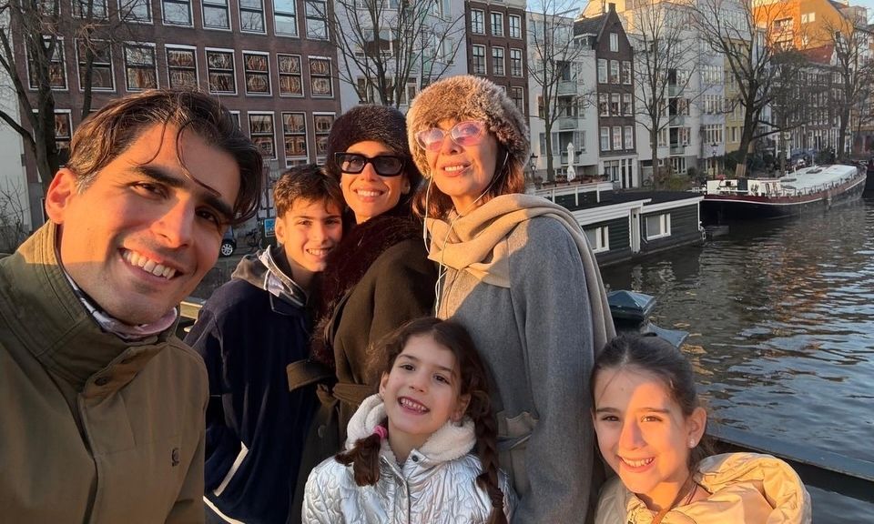 Διδασκάλου: Έκανε ταξίδι αστραπή στο Άμστερνταμ για τα γενέθλια της κόρης της-H απίστευτη ομοιότητα