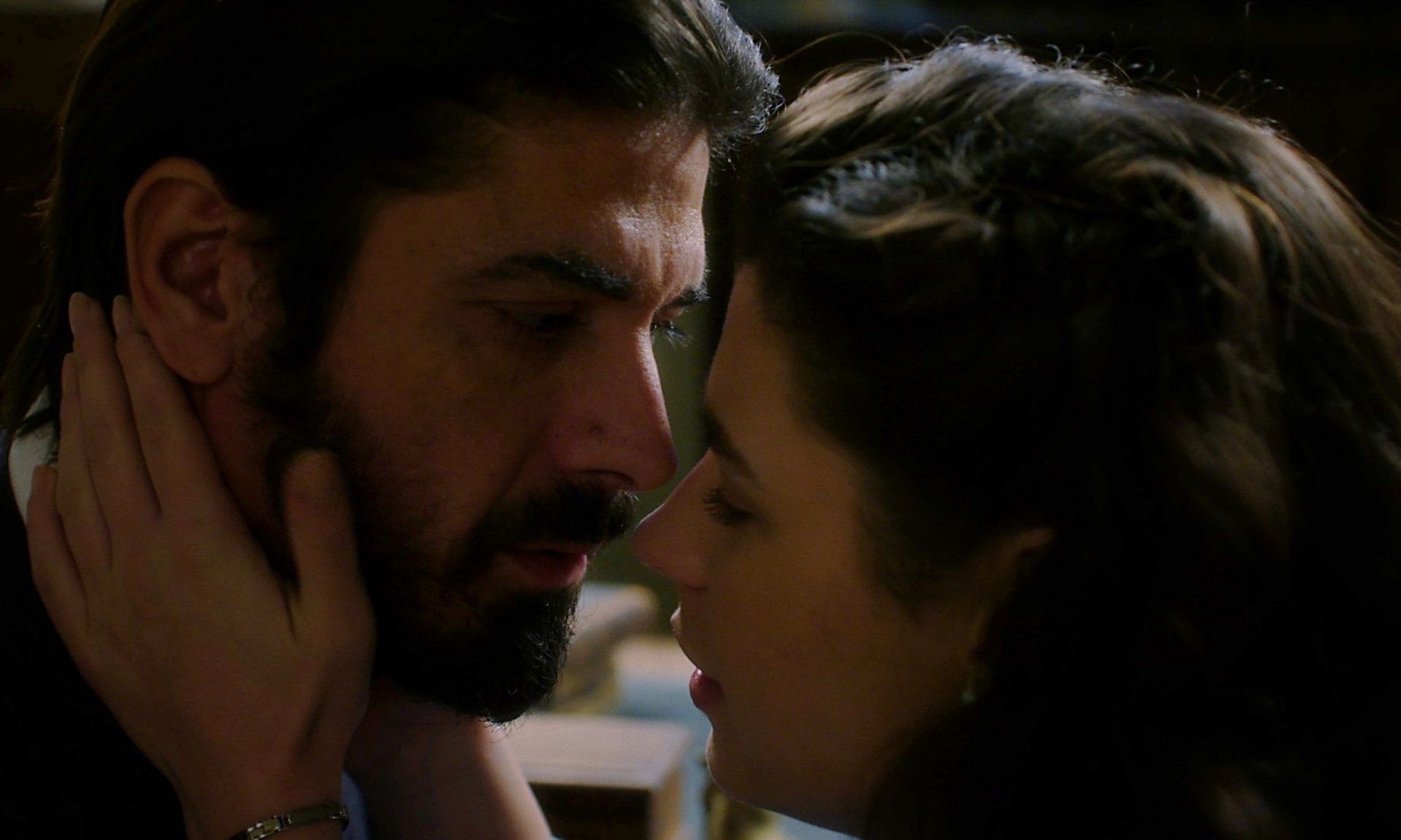 Άγιος έρωτας: Χλόη και πατήρ Νικόλαος παραδίνονται στο πάθος τους