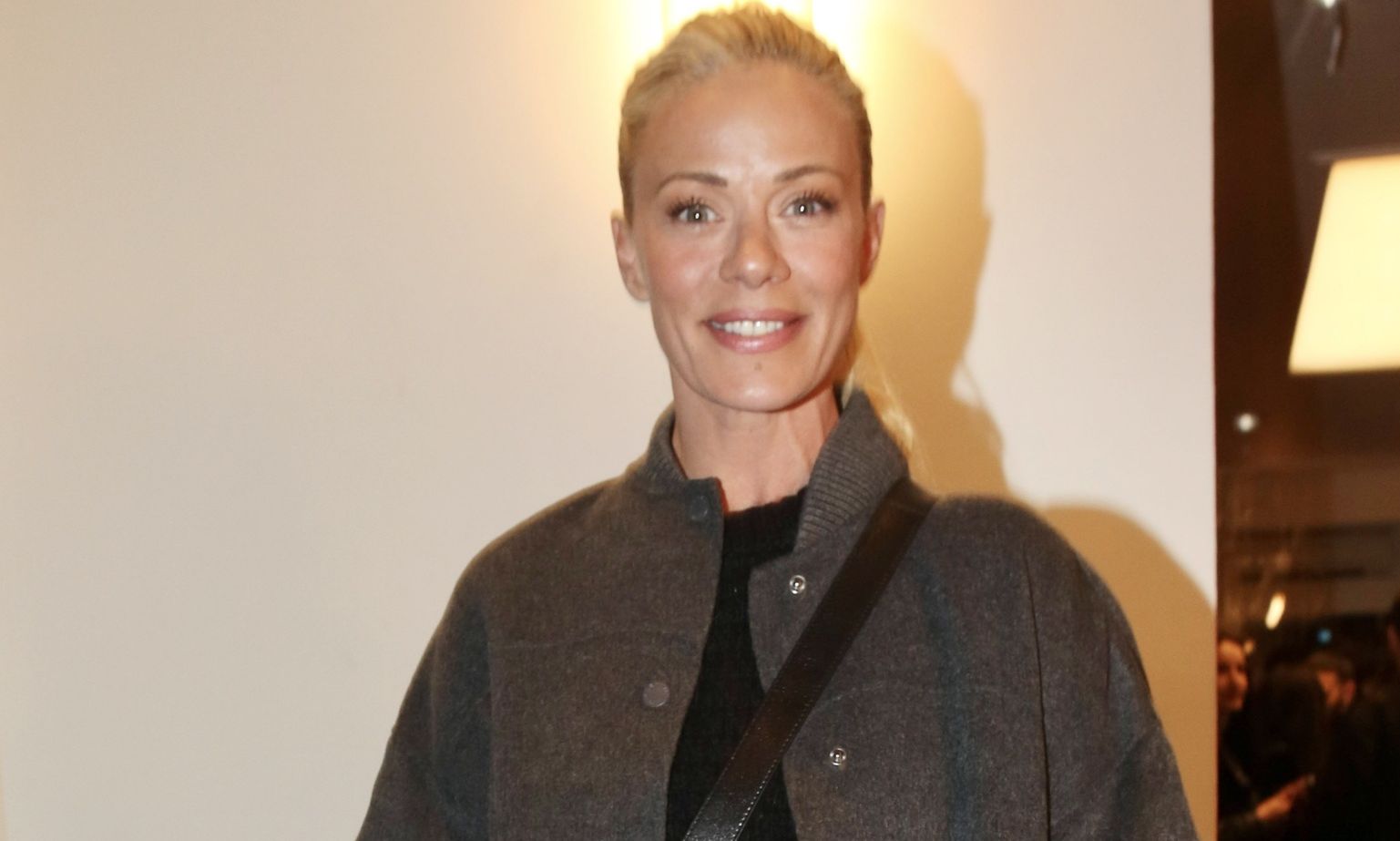 Ζέτα Μακρυπούλια: Έξοδος με ευκολοφόρετο look για όλες τις ώρες – Το παλτό που λατρέψαμε