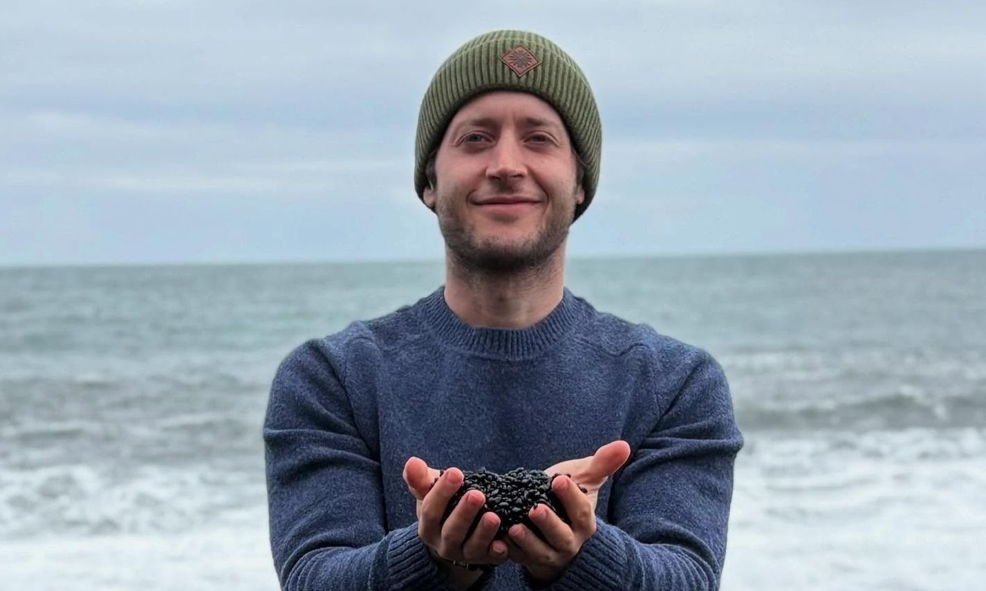 Θάνος Κρομμύδας: «Το θέατρο με κάνει να νιώθω ζωντανός»