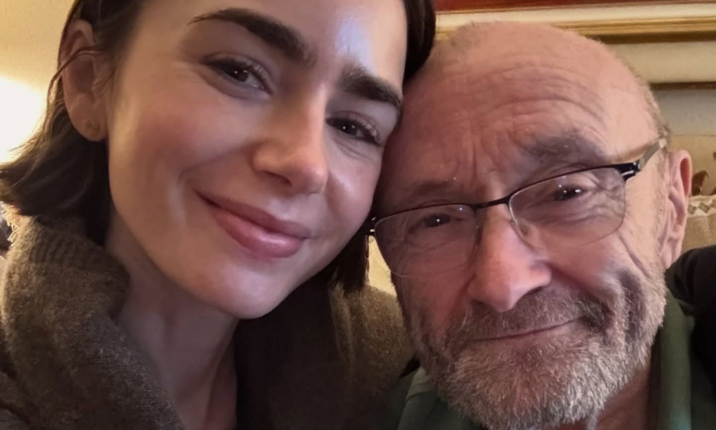 Συγκινεί η  Lily Collins για τον πατέρα της, Phil: «Με έμαθες να μιλάω όταν οι άλλοι σιωπούσαν»