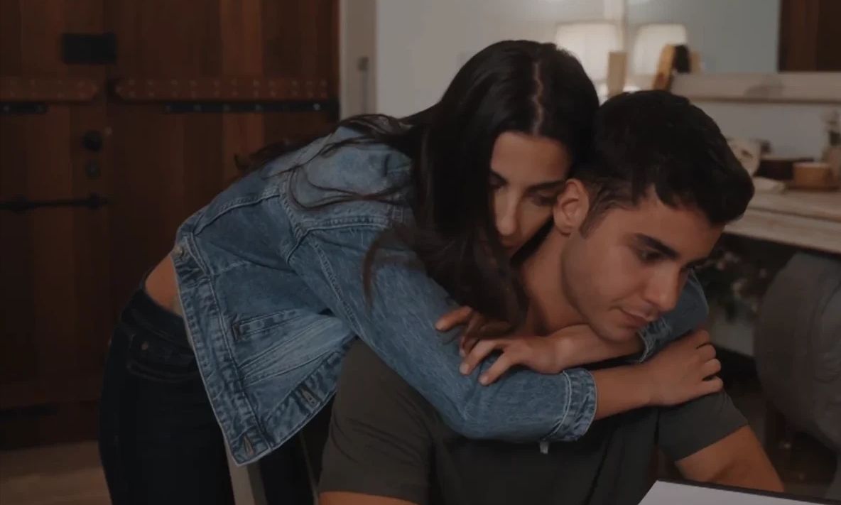 Γη της ελιάς –  επεισόδια: Ο Παρασκευάς ζητάει από τη Βασιλική να παρακολουθήσει τη Φρύνη