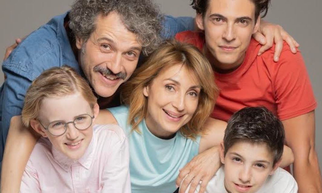 Τρομεροί γονείς: Η Δρ. Αντωνίου - Σμαράγδα Καρύδη εισβάλλει στην οικογένεια, κρύβοντας ένα μυστικό