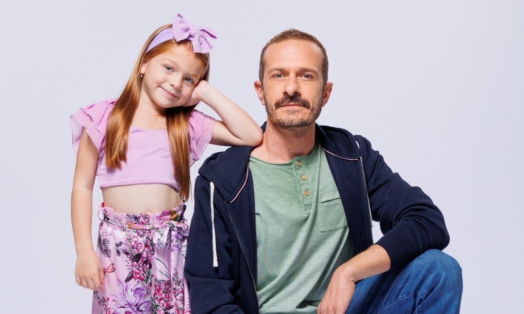 Μπαμπά σ’ αγαπώ – Βαλάσογλου: Για το παιδί δεν υπάρχει σετ αλλά ένας τεράστιος παιχνιδότοπος