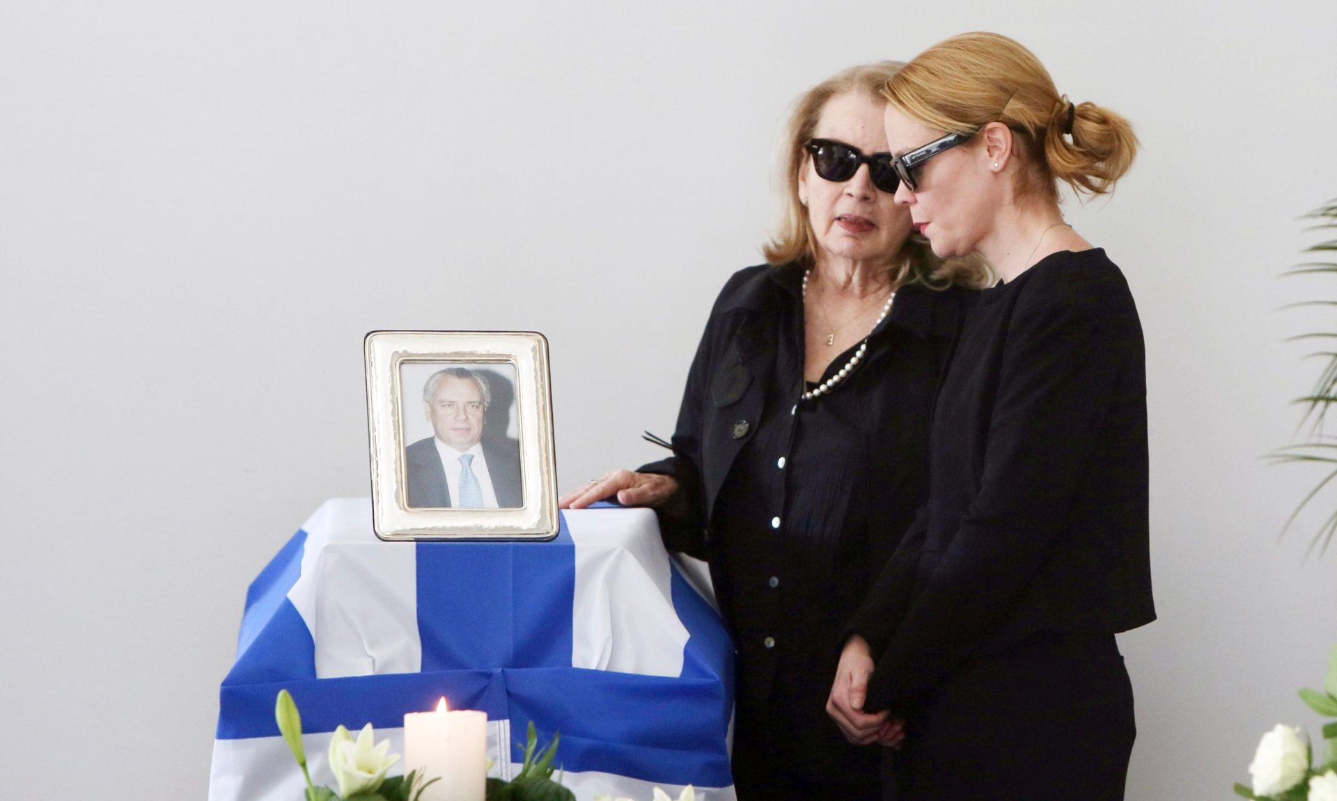 Λένα Παπαληγούρα: Συντετριμμένη στην κηδεία του πατέρα της – Το τρυφερό μήνυμα στο στεφάνι