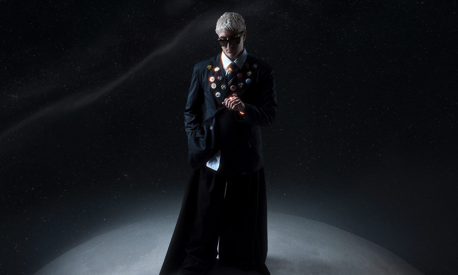 Ο good job Nicky κυκλοφορεί επίσημα το viral “Dark side of the moon”