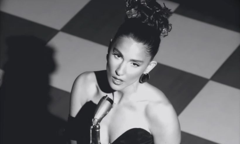 Evangelia: Σπάει πιάτα, χορεύει συρτάκι και απογειώνει το music video του “Parea”