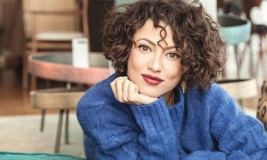 Ευσταθία Τσαπαρέλη: Βιώνω την εφηβεία με τον γιο μου και πολλές φορές σηκώνω τα χέρια ψηλά