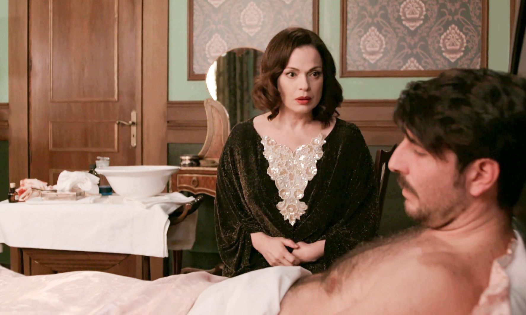 Grand Hotel – Ο Πέτρος πιάνει στα πράσα Κυβέλη και Ρήγα