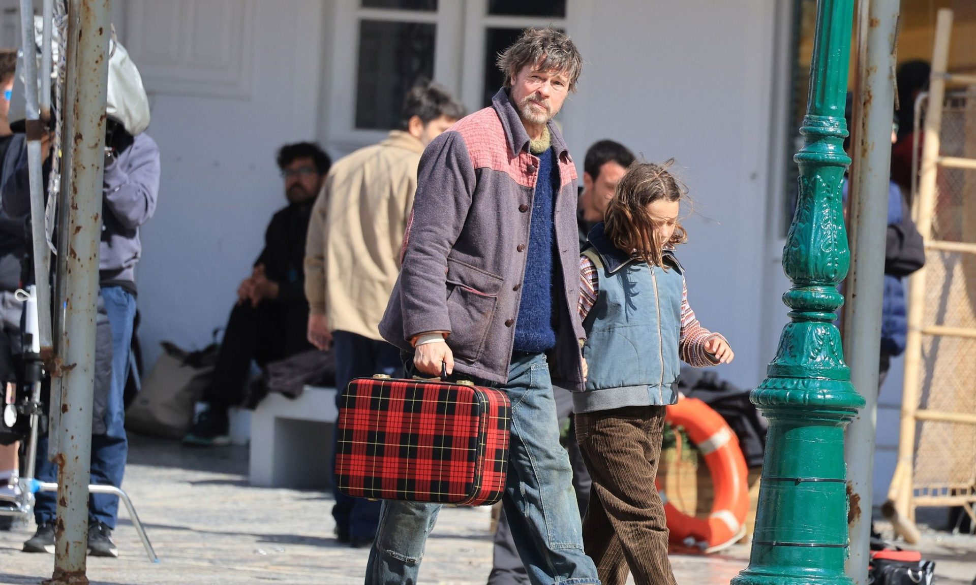 Ποιο είναι το μικρό κορίτσι που βλέπουμε σε όλες τις φωτογραφίες του Μπραντ Πιτ στην Ύδρα;