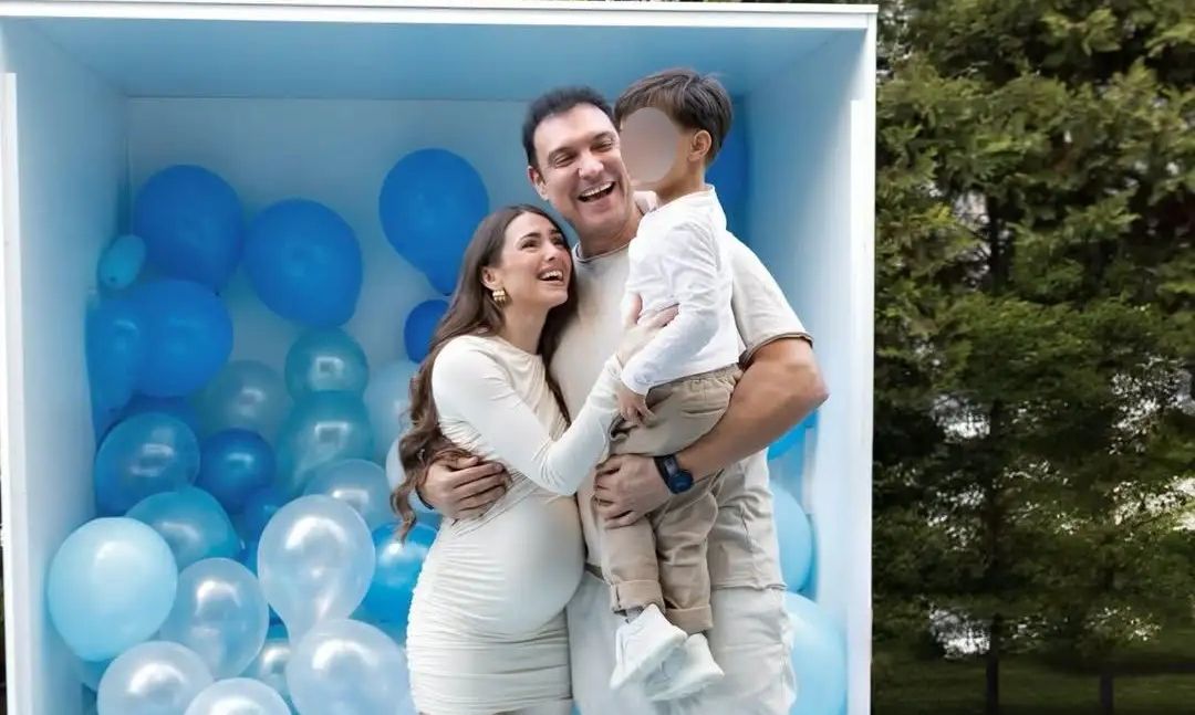 Σιαμπάνη: Τα καρέ από το gender reveal, το φιλί στον Σταθοκωστόπουλο & το φύλο του 2ου μωρού