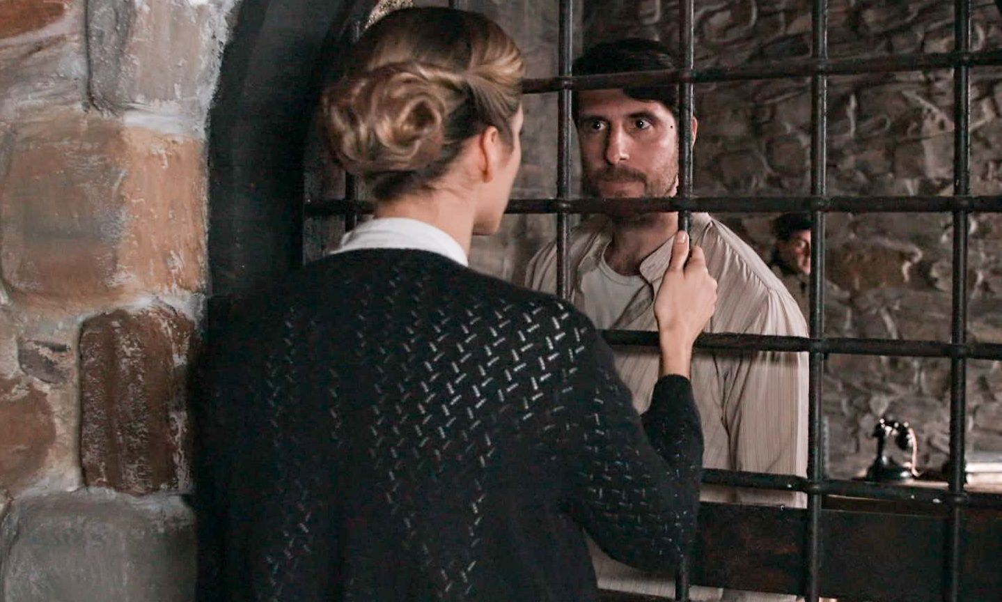 Grand Hotel: Ο Ρήγας απειλεί την Κυβέλη ότι θα αποκαλύψει τη σχέση τους στα παιδιά της