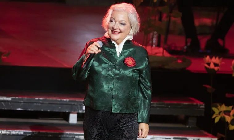 Με μπαστούνι η Τάνια Τσανακλίδου: Οι δηλώσεις για την περιπέτεια με την υγεία της