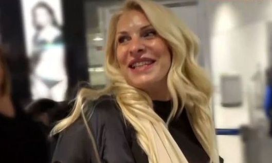 Ελένη Μενεγάκη: Έγινε τσακωτή στο αεροδρόμιο και μας εξέπληξε με την αντίδρασή της
