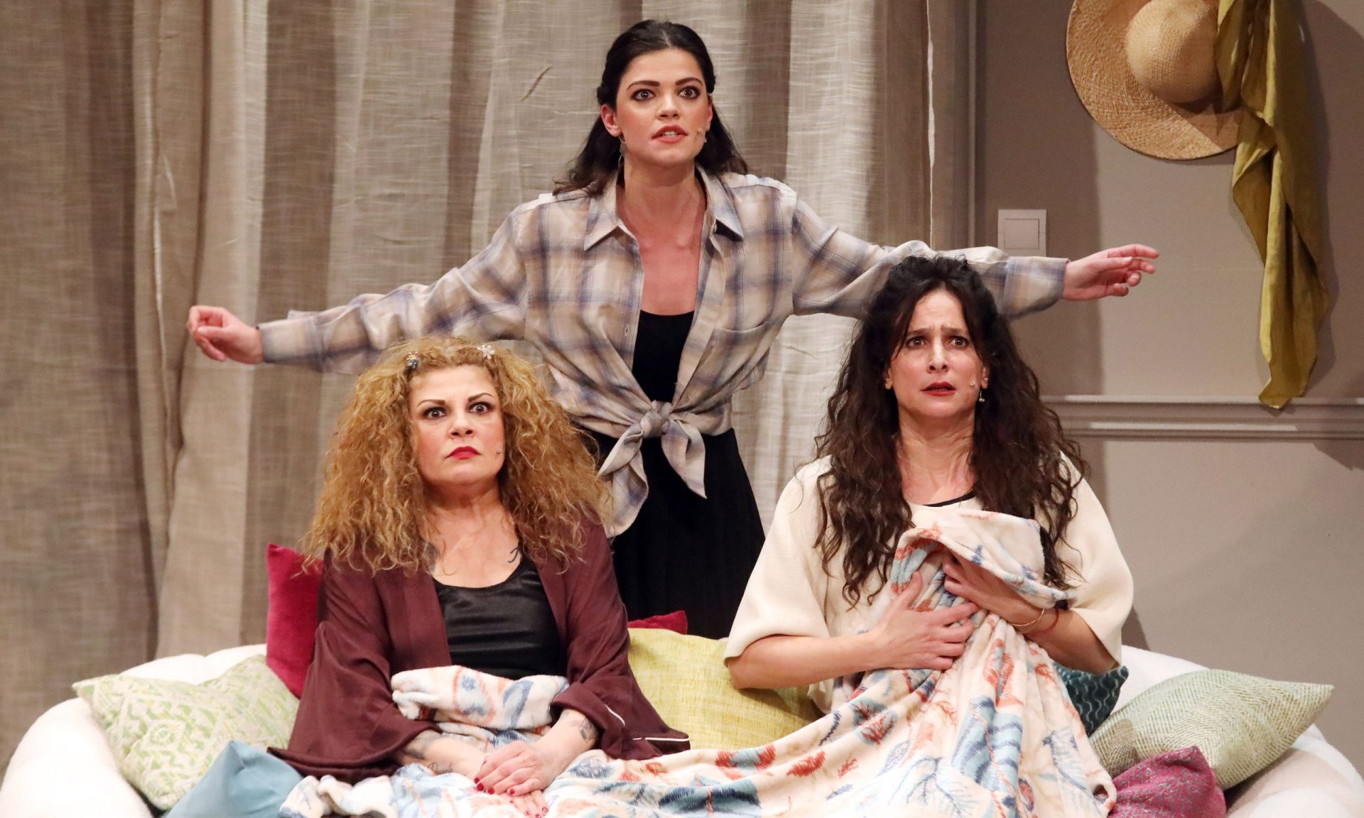 Τρύπη-Καζάκου: Μαμά και κόρη για πρώτη φορά στη σκηνή - Η επιστροφή της Μαρίνας Καλογήρου στο θέατρο