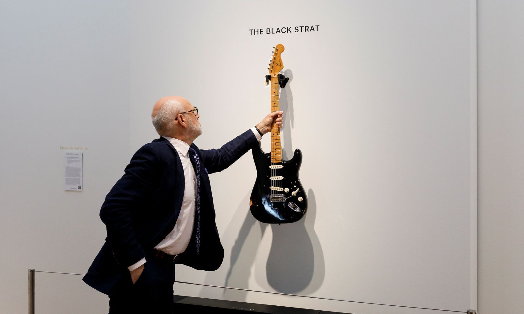 Η θρυλική «Black Strat» κιθάρα του Ντέιβιντ Γκίλμορ έσπασε ρεκόρ σε δημοπρασία