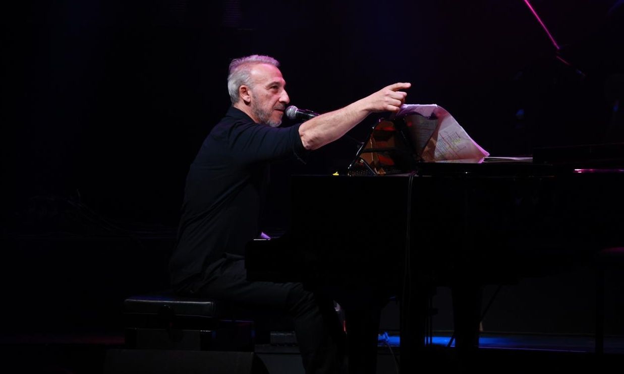 Μίνως Μάτσας: Μαγικό φινάλε στο Vox με λαμπερούς καλεσμένους