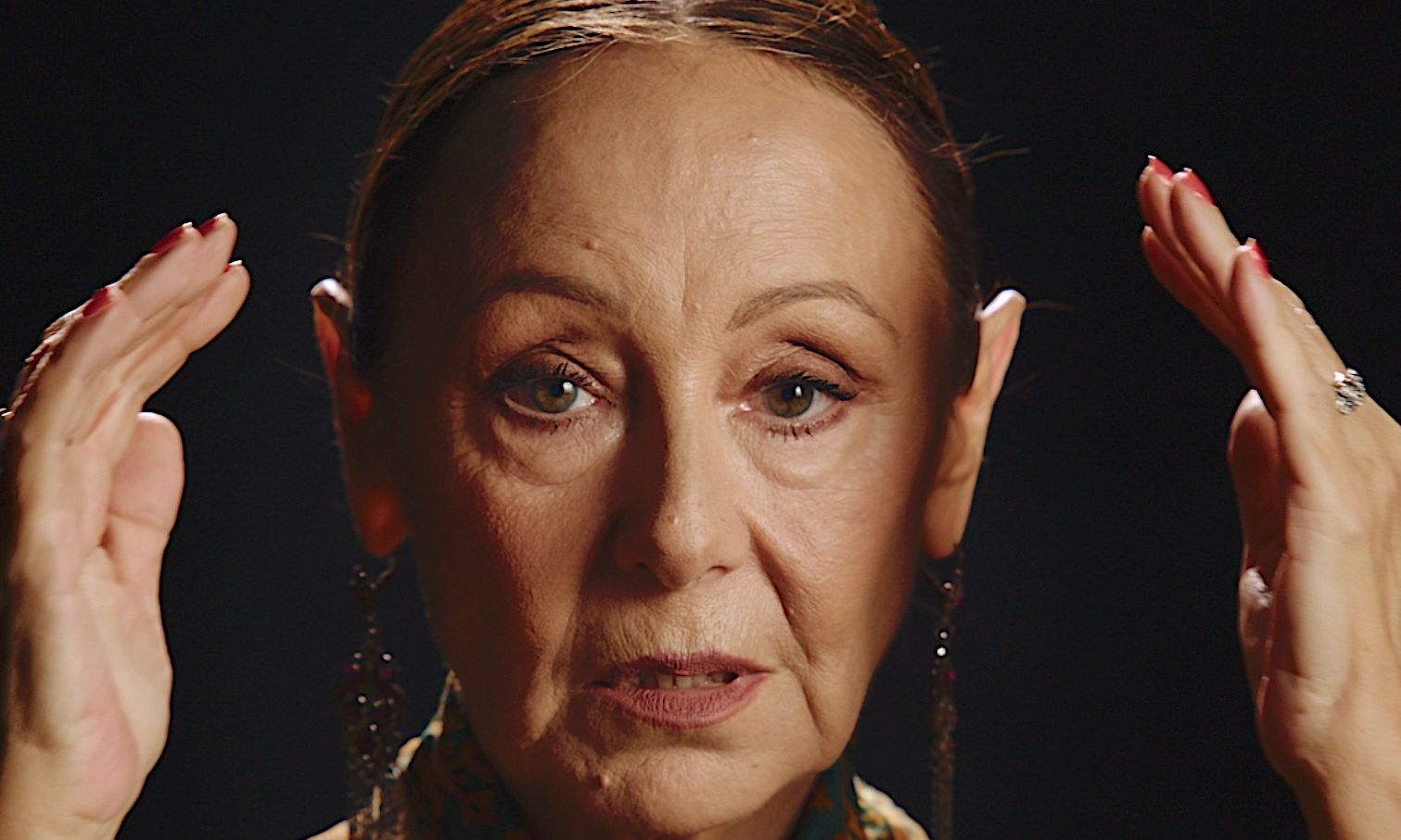 Πρόσωπα στην Άμμο: Ο ιδιαίτερος ρόλος της Λυδίας Φωτοπούλου στη θεατρική παράσταση