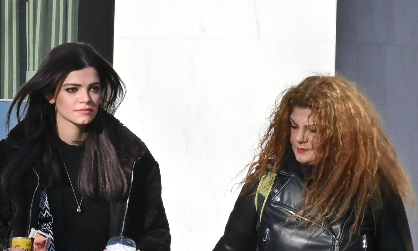 Τζένη Καζάκου – Τάνια Τρύπη: Βόλτα στο κέντρο για μαμά και κόρη με ίδιο look