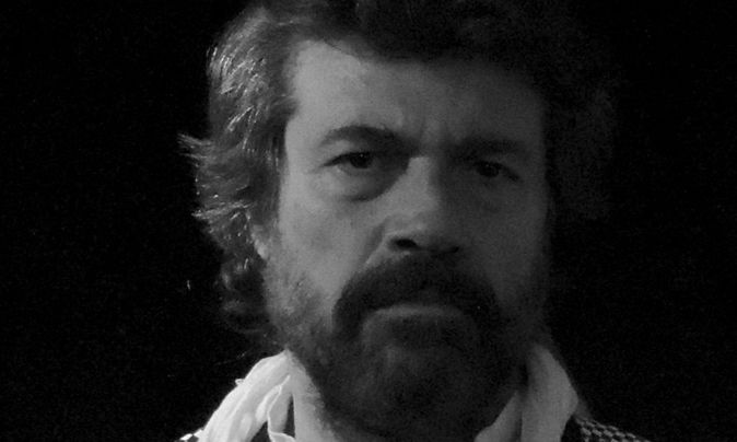Ο Νίκος Βερλέκης στα Δύο μαύρα πουκάμισα