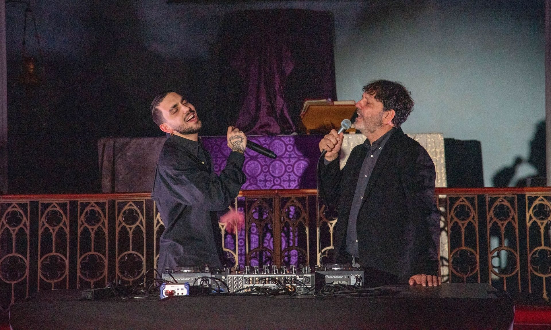 Kira may cry: Ο γιος του Στάθη Αγγελόπουλου παρουσίασε τον πρώτο του δίσκο και τραγούδησαν μαζί