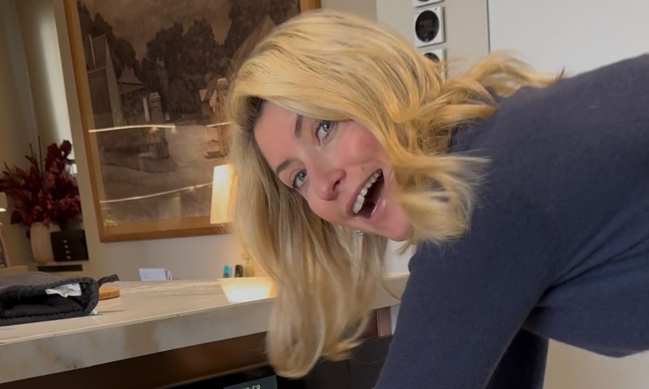 Σία Κοσιώνη: Μπήκε στην κουζίνα και έφτιαξε το πιο λαχταριστό σπιτικό ψωμί για την 25η Μαρτίου